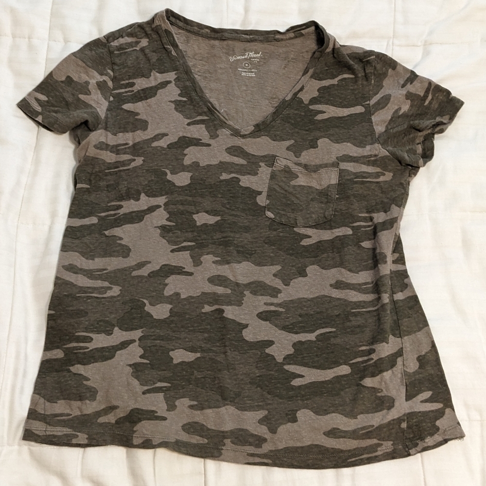 Universal thread Monterey V-neck tee shirt in camo print size Medium